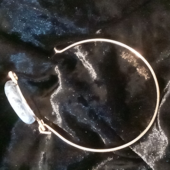 Gold tone bracelet with cats eye stone. Symbolizing the third eye chakra. - Picture 6 of 7